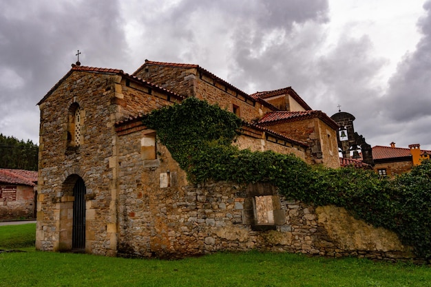 Église romane de San Juan Apostol y Evangelista de Santianes.