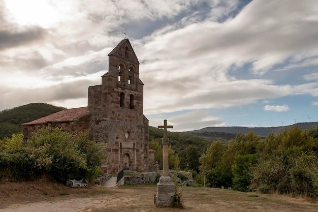 Église romane de san juan bautista à villanueva de la nia