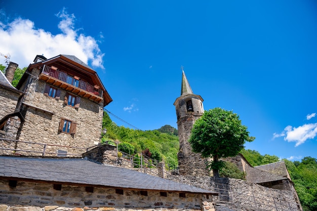 Église romane de San Marti dans le village pyrénéen d'Arro situé dans le Val d'Aran Espagne