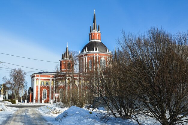 Église rurale en hiver dans les faubourgs