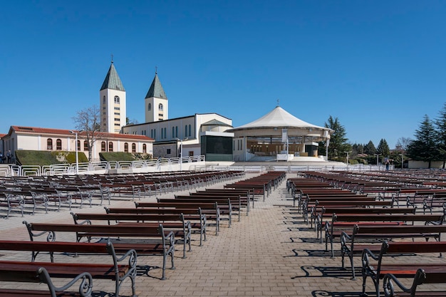 Église de Saint James et autel extérieur dans le village de Medjugorje, Bosnie-Herzégovine