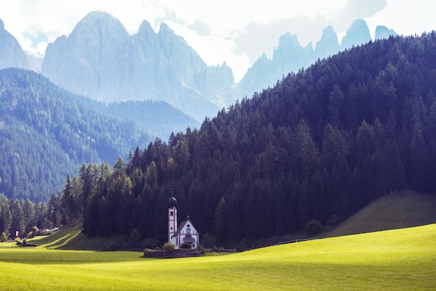 Église Saint-Jean de renommée mondiale dans les Alpes des Dolomites