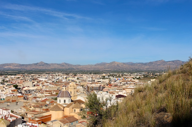 Église Saint-Juan et château de Cox dans la Vega Baja, Alicante, Espagne