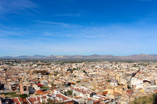 Église Saint-Juan et château de Cox dans la Vega Baja, Alicante, Espagne