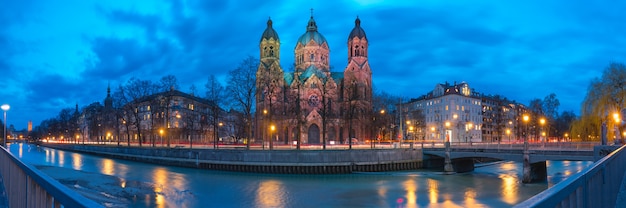 Église Saint Lucas la nuit à Munich, Allemagne