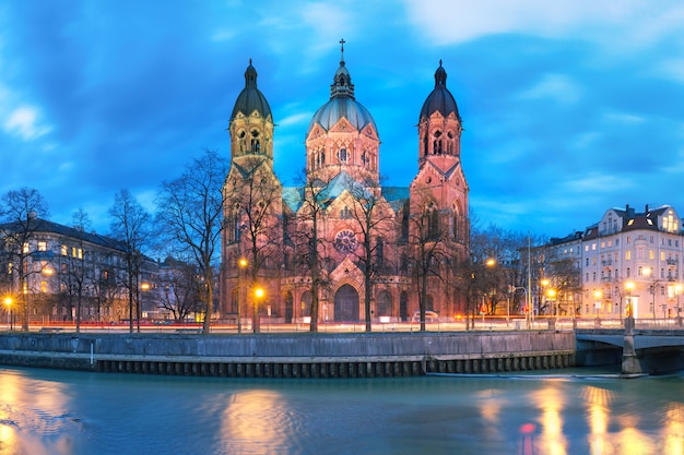 Église Saint Lucas la nuit à Munich, Allemagne