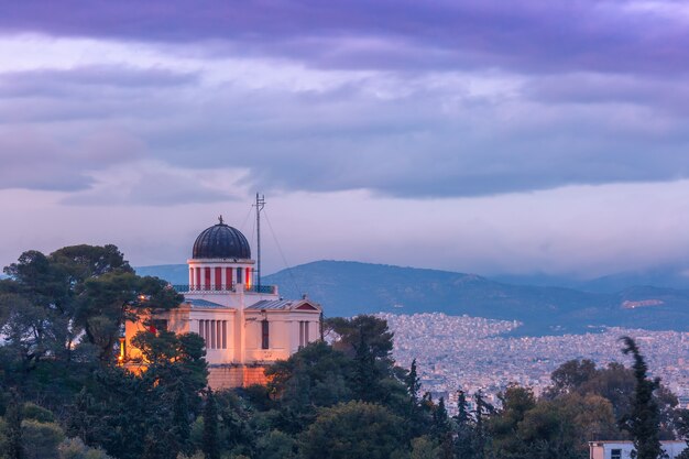 Église de Saint Marina à Thissio pendant l'heure bleue du soir à Athènes, Grèce