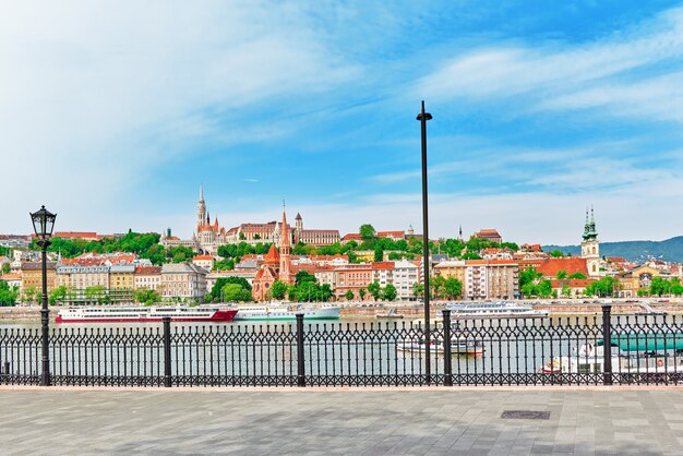 Église Saint-Matthias, Bastion des Pêcheurs, vue sur la rive de l'église calviniste du Danube. Budapest, Hongrie.