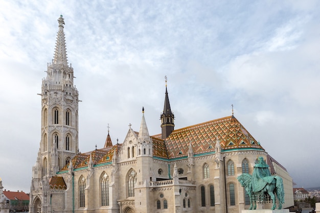 Église Saint-Matthias à Budapest. Beaux nuages bleus