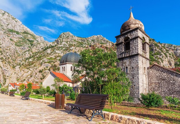 Église Saint-Nicolas au pied d'une montagne à Kotor, au Monténégro