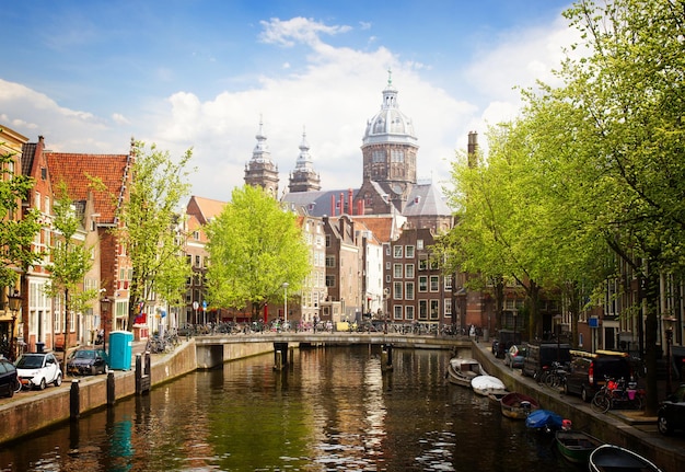 Église Saint-Nicolas, canal de la vieille ville d'Amsterdam, Hollande, tonique