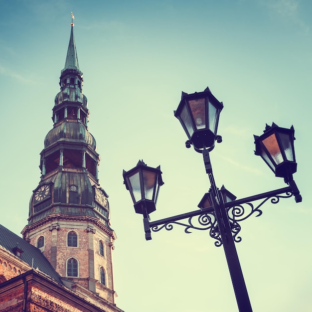 Église Saint-Pierre dans la vieille ville de Riga Lettonie photo de style rétro