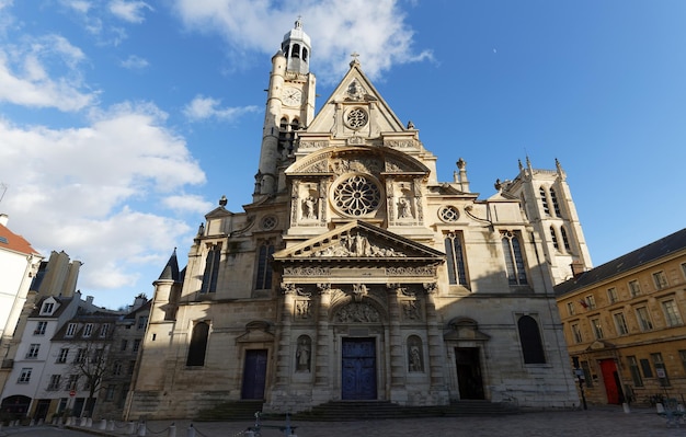 Église de SaintEtienneduMont aux beaux jours Elle a été construite en 14941624 et située près du Panthéon Paris France