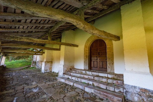 Église de san emeterio à pimiango asturies