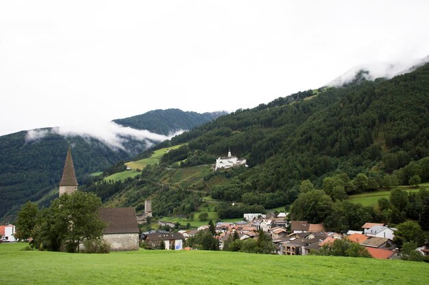 Église San nicolo à Burgusio ou village de Burgeis et abbaye de Marienberg ou Abtei Marienberg ou Abbazia Monte Maria sur la montagne à Malles Venosta dans le val Venosta dans le Trentin-Haut-Adige Italie