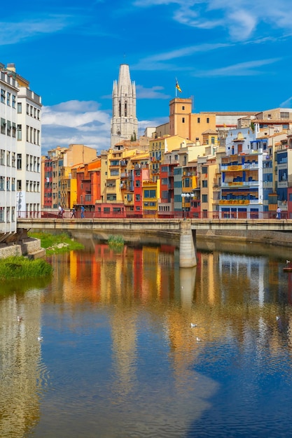 Église de sant feliu maisons jaunes et orange colorées et pont pont de sant agusti reflété dans w