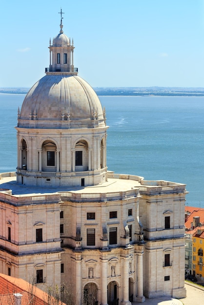 Église Santa Engracia (17e siècle) et vue sur la mer depuis le toit du monastère à Lisbonne, Portugal.