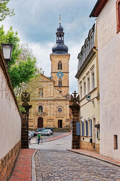 Église St Jakob dans le centre-ville de Bamberg, Allemagne. Elle est aussi appelée Jakobsskirche, une basilique romaine. Les gens dans la rue