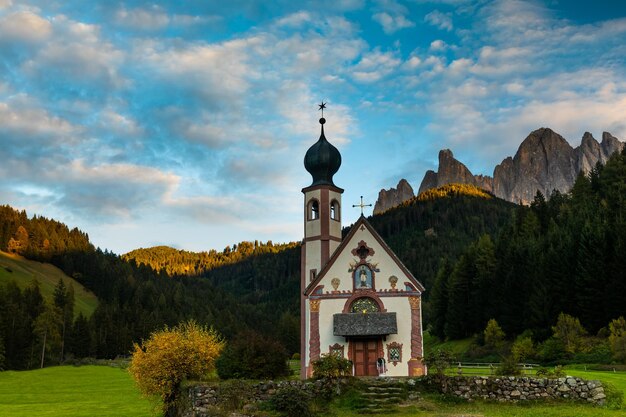 Église de St Jean Népomucène Chiesetta di San Giovanni in Ranui Val di Funes Dolomites Italie