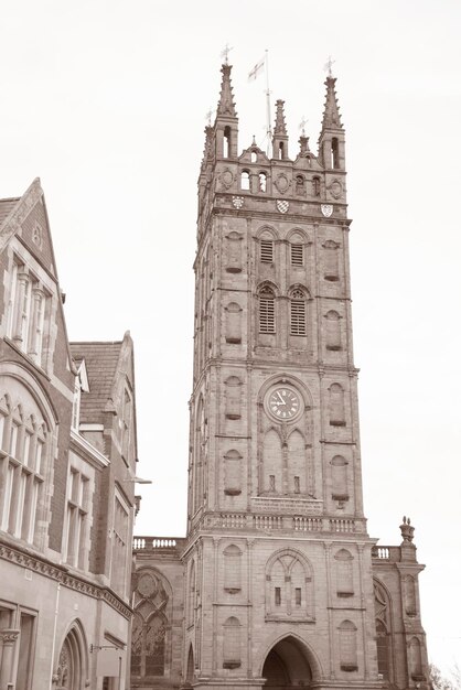 Église St Mary à Warwick, Angleterre, Royaume-Uni en sépia noir et blanc