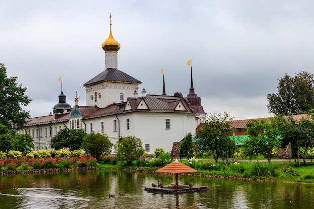 Église de St Nicholas le Wonderworker et étang de jardin dans le couvent de Tolga à Yaroslavl Russie