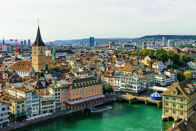 Église St Pierre à Limmatquai dans le centre-ville de Zurich, Suisse.