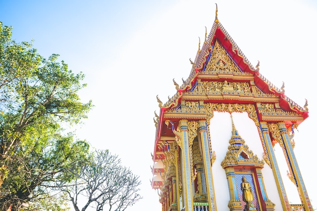 Église thaïlandaise et arbres