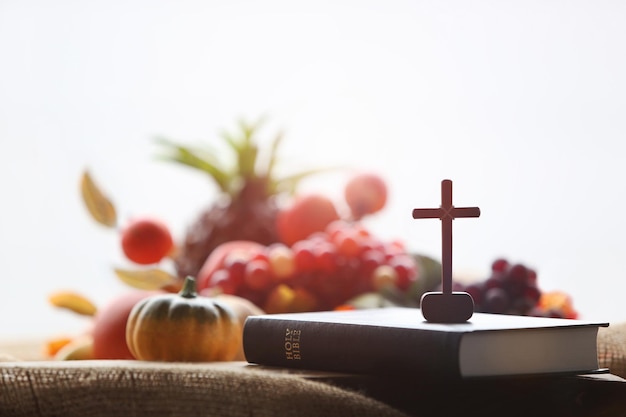 Église Thanksgiving Day décoration de fruits abondants et arrière-plan avec bible et croix de jésus