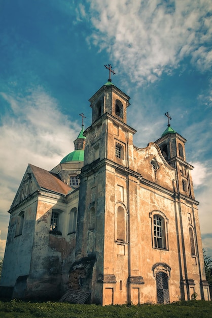 Église de la Trinité dans le village de Benicia Belarus