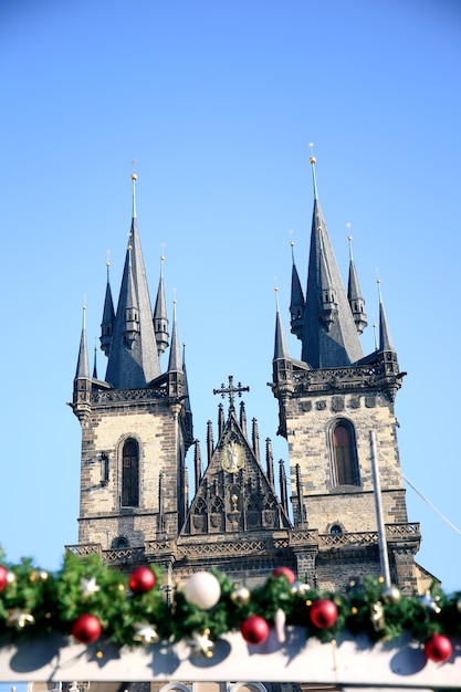 Église Tyn à Prague dans le contexte des décorations du Nouvel An