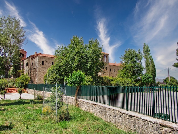 Église sur la ville de Kalavryta Grèce