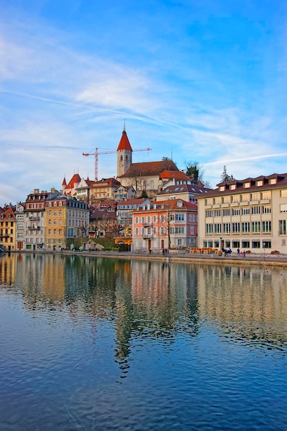 Église de la ville et remblai dans la vieille ville de Thoune. Thoune est une ville du canton suisse de Berne. Il est situé là où la rivière Aar sort du lac de Thoune (Thunersee).