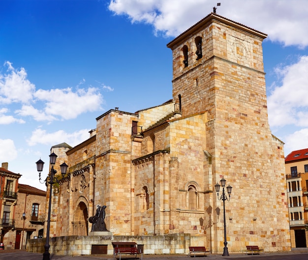 Église Zamora San Juan sur la Plaza Mayor en Espagne