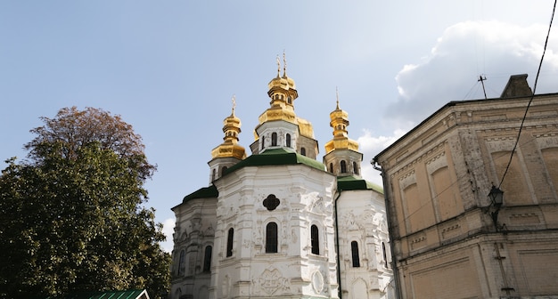 Églises et coupoles dorées à Kiev, Ukraine. Cathédrale chrétienne orthodoxe avec dômes dorés et croix. Église du Sauveur sur Berestov, Kiev-Petchersk Lavra