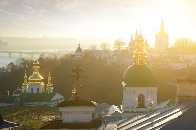 Églises de Kyev-Petchersk Lavra en matin d'hiver