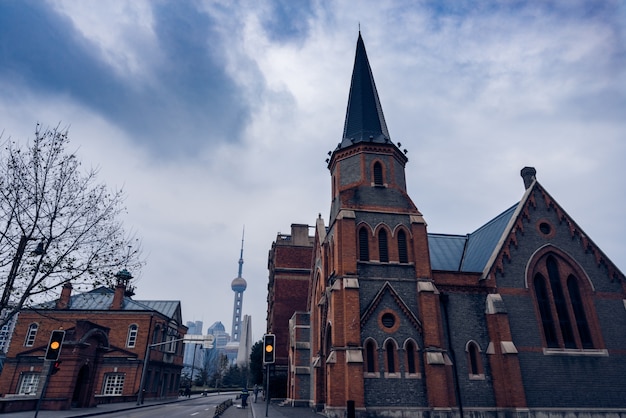 Églises et tours éloignées à Shanghai