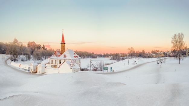 Glissades de glace dans un parc d'hiver vide à l'ancien palais maltais dans un magnifique paysage naturel