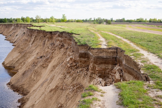 Glissement de terrain au bord de la rivière