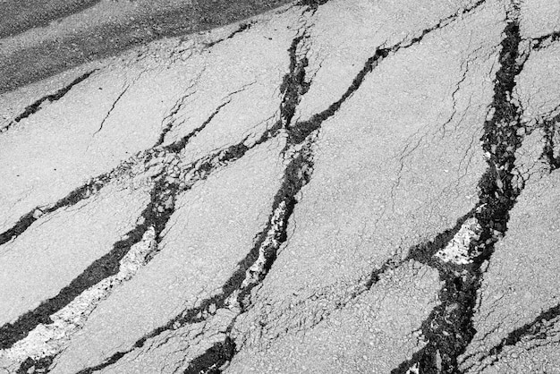 Glissement de terrain sous la route - Une route goudronnée s'est effondrée et des fissures sur le bord de la route