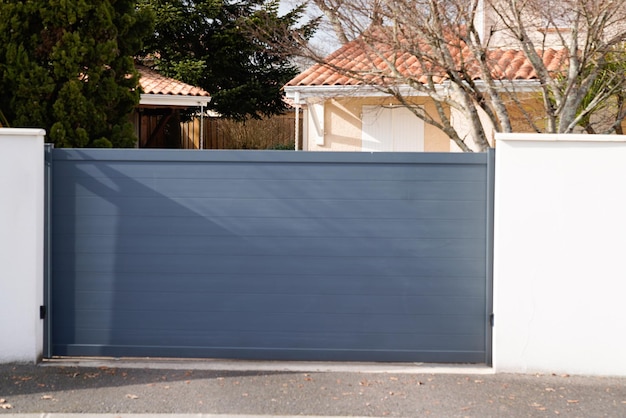 Photo glissière en aluminium acier maison haute porte grise portail coulissant gris de maison de banlieue