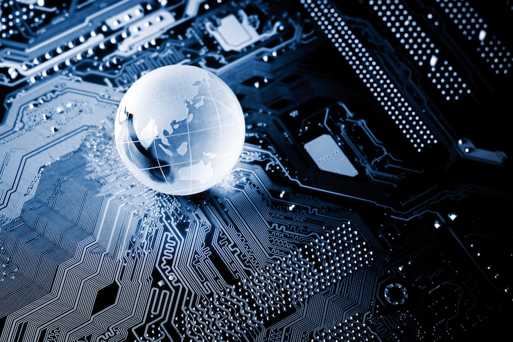 Photo globe de cristal bleu étincelant sur une carte de circuit informatique dans le noir.