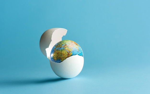 Le globe éclot de l'œuf La naissance de la terre