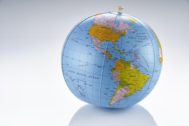 Globe gonflable sur fond blanc avec réflexion