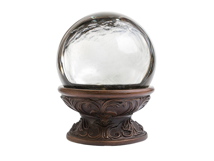 Photo un globe de neige sur un support
