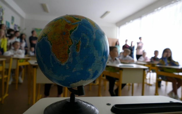Globe avec les noms ukrainiens des océans et des pays lors de la première leçon à l'école ukrainienne