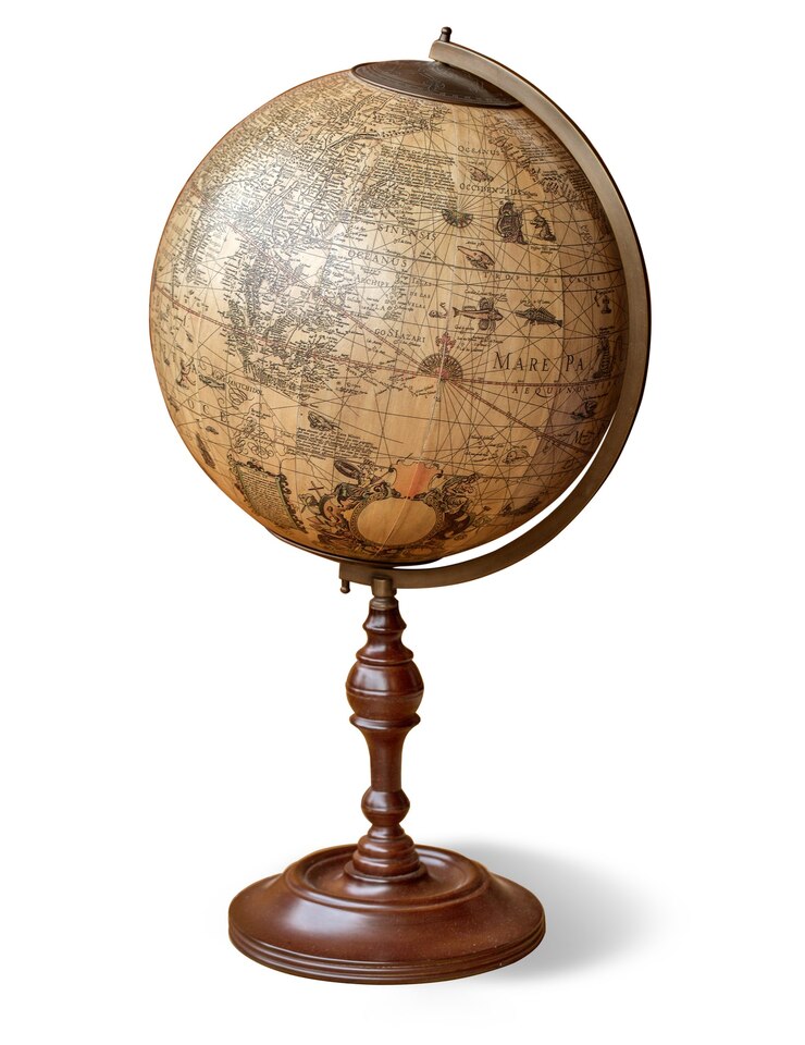 Photo globe terrestre à l'ancienne - globe terrestre antique isolé sur fond blanc. studio de près. avec chemin de détourage