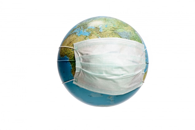 Photo globe terrestre avec masque de protection