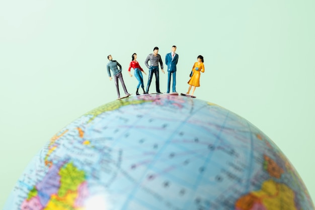Globe terrestre en papier avec des silhouettes