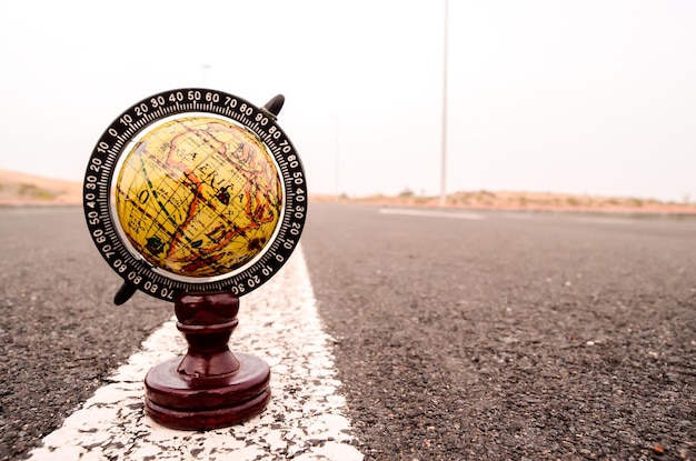 Globe terrestre sur une rue asphaltée