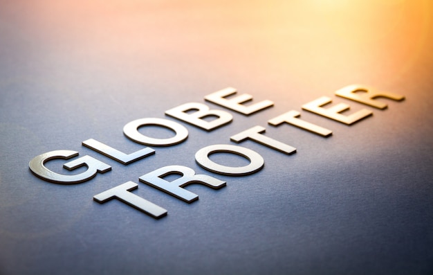 Globe trotter mot écrit avec des lettres blanches solides